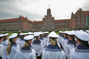 Marine - Pressemitteilung / Pressetermin: Bundesminister der Verteidigung Karl-Theodor zu Guttenberg übergibt das Kommando über die Marine von Vizeadmiral Wolfgang Nolting an Konteradmiral Axel Schimpf