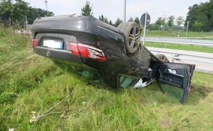 Polizeiinspektion Delmenhorst / Oldenburg - Land / Wesermarsch: POL-DEL: Autobahnpolizei Ahlhorn: Pkw überschlägt sich auf der Autobahn 1 im Bereich der Gemeinde Emstek +++ Zwei Personen schwer verletzt