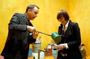 Helvetas: Visite au stand de la Muba à Bâle: Micheline Calmy-Rey remercie Helvetas pour son engagement