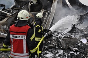 FW-KLE: Abschlussmeldung: Brand eines kunststoffverarbeitenden Betriebs im Gewerbegebiet Bedburg-Hau