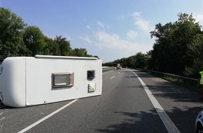 Verkehrsdirektion Mainz: POL-VDMZ: Ein geplatzter Reifen - Zwei Verletzte - Fahrbahn blockiert