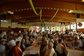FW-PB: 100 Kuchen und Torten, 1600 Schnittchen und 220 Liter Kaffee: Am Wochenende haben die Brandschützer aus dem Kreis Paderborn den traditionellen Seniorennachmittag gefeiert.