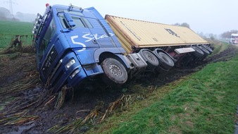 Polizeiinspektion Cuxhaven: POL-CUX: LKW gerät in den Seitenraum - aufwändige Bergung mit Vollsperrung (Lichtbild in der Anlage)