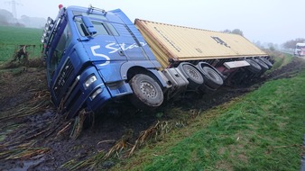 Polizeiinspektion Cuxhaven: POL-CUX: LKW gerät in den Seitenraum - aufwändige Bergung mit Vollsperrung (Lichtbild in der Anlage)