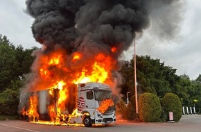 Feuerwehr Moers: FW Moers: LKW und Kleintransporter brennen auf Hotelparkplatz / Stadtteil und Hotel ohne Strom