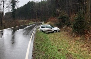 Polizeidirektion Landau: POL-PDLD: Pkw total beschädigt - Fahrerin leicht verletzt