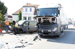 Polizei Minden-Lübbecke: POL-MI: Bulli-Fahrer kollidiert mit Lastwagen