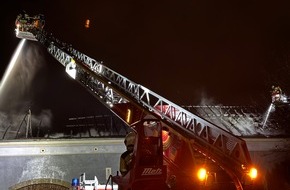 Feuerwehr Dresden: FW Dresden: Großbrand in ehemaliger Eventlocation "Merlins Wunderland": Feuerwehr Dresden verhindert Ausbreitung