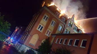 Feuerwehr der Stadt Arnsberg: FW-AR: 119 Einsatzkräfte bei Dachstuhlbrand am ehemaligen Kloster in Oeventrop im Einsatz: Feuerwehr kann mit massivem Löschangriff ein Übergreifen verhindern