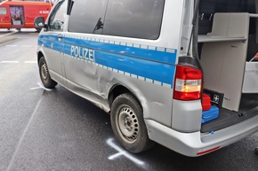 POL-ME: Hoher Sachschaden und ein leicht verletzter Polizeibeamter nach Unfall mit Dienstfahrzeug - Hilden - 1901010