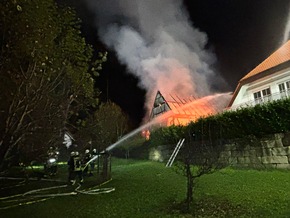 KFV Bodenseekreis: Großbrand in Neufrach - Feuerwehr verhindert Übergreifen auf Wohnhaus