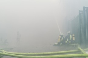 Feuerwehr Essen: FW-E: Brand in einer Lagerhalle-Brandausbreitung verhindert-Ein Feuerwehrmann leicht verletzt