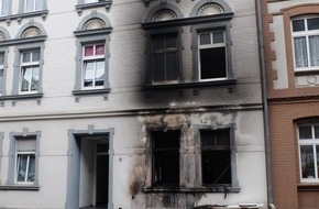 Feuerwehr Gelsenkirchen: FW-GE: Brennender Sperrmüllhaufen vor Wohnhaus