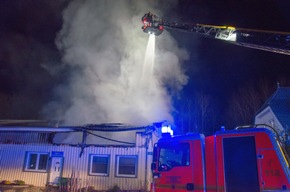 FW-RD: Brennende Lagerhalle löst Großeinsatz in Rendsburg aus - 60 Einsatzkräfte waren im Einsatz