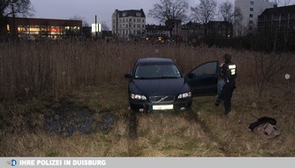 Polizei Duisburg: POL-DU: Ruhrort: Auto rollt Böschung hinab