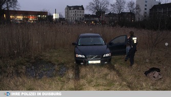 Polizei Duisburg: POL-DU: Ruhrort: Auto rollt Böschung hinab