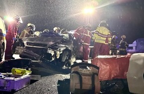 Feuerwehr Essen: FW-E: Schwerer Verkehrsunfall mit eingeklemmter Person - schwierige Anfahrt durch fehlende Rettungsgasse