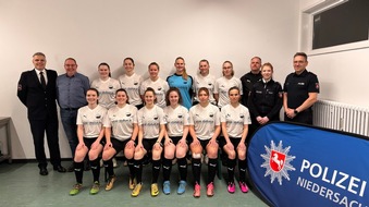 Polizeiinspektion Hildesheim: POL-HI: Fußball-Damenmannschaft des PSV Grün-Weiß Hildesheim wirbt zukünftig mit neuen Trikots für Nachwuchs bei der Polizei