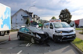 Polizei Rheinisch-Bergischer Kreis: POL-RBK: Overath - Verkehrsunfall mit zwei Leichtverletzten