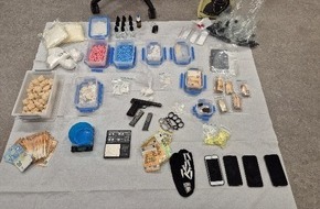 Polizei Köln: POL-K: 241115-7-K Festnahme und Durchsuchung der Schwerpunktgruppe Mülheim - mehrere Kilo Drogen und scharfe Schusswaffe sichergestellt