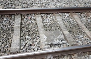 Bundespolizeidirektion Sankt Augustin: BPOL NRW: Lebensgefahr! - Betonplatten auf die Schienen gelegt - Bundespolizei warnt vor lebensgefährlichem Wahnsinn