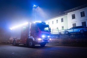 FW LK Neunkirchen: Feuerwehr Neunkirchen l&ouml;scht Brand in Wiebelskircher Mehrfamilienhaus