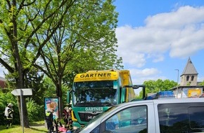 Feuerwehr Dortmund: FW-DO: Feuerwehr befreit Radfahrer nach Verkehrsunfall