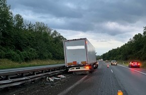 Polizei Bielefeld: POL-BI: LKW kommt in Mittelschutzplanke zum Stehen