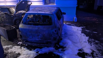Feuerwehr und Rettungsdienst Bonn: FW-BN: Feuerwehr verhindert Übergreifen eines PKW-Brandes auf Wohngebäude in Bad Godesberg