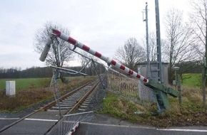 Polizeiinspektion Lüneburg/Lüchow-Dannenberg/Uelzen: POL-LG: ++ Traktor beschädigt Bahnschranke - hoher Sachschaden ++