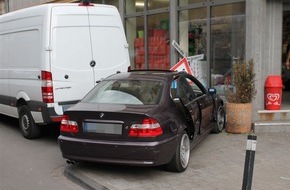 Polizei Duisburg: POL-DU: Marxloh: Verkehrsschild durchschlägt Schaufensterscheibe bei Unfall