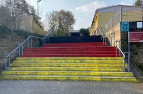 Polizeidirektion Landau: POL-PDLD: Unbekannte beschmieren Treppe an Grundschule - Zeugen gesucht