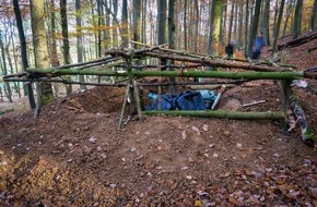 Polizeipräsidium Mittelhessen - Pressestelle Gießen: POL-GI: Lich: Im Wald Graben ausgehoben und Gegenstände liegengelassen