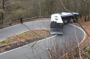 Polizeidirektion Montabaur: POL-PDMT: Gelenkbus fährt sich fest