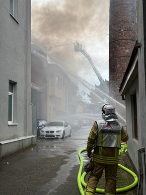 FW Ratingen: Großbrand in Gewerbegebiet - Rauchwolke zieht über Ratinger Stadtgebiet