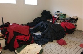 Polizei Köln: POL-K: 221017-1-K Mehr als 400 mutmaßlich gefälschte Kleidungsstücke auf Flohmarkt sichergestellt - Strafanzeige!