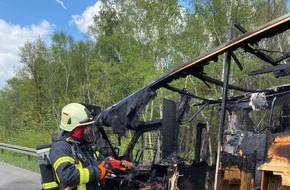 Feuerwehr Dinslaken: FW Dinslaken: Feuerwehr löscht brennendes Wohnmobil auf der A3