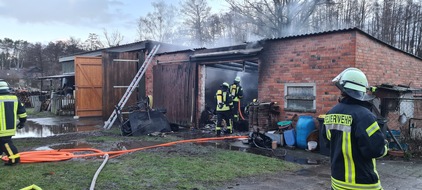 Kreisfeuerwehrverband Lüchow-Dannenberg e.V.: FW Lüchow-Dannenberg: Zwei Verletzte bei Scheunenbrand nahe Dannenberg ++ Feuerwehr verhindert ein übergreifen des Feuers auf weitere Gebäude ++ mehrere Hühner verendet ++ zwei Kaninchen gerettet