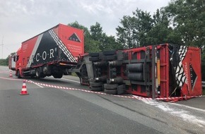 Polizei Bielefeld: POL-BI: Umgekippter Lkw sorgt für Vollsperrung auf der BAB 44