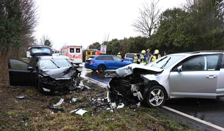 Feuerwehr Pulheim: FW Pulheim: Frontalcrash auf L183 in Pulheim-Geyen