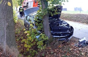 Polizei Minden-Lübbecke: POL-MI: PKW prallt gegen Baum
