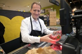 Edeka Südwest: Presse-Information: Manuel Höferlin kassiert für guten Zweck