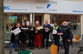 Polizeidirektion Hannover: POL-H: Lichtblicke zur Weihnachtszeit - Polizeikommissariat Hannover-Limmer erfüllt Wünsche wohnungsloser Menschen