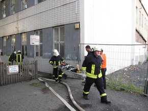 FW-AR: &quot;Die Sicherheit der Asylsuchenden hat für uns oberste Priorität.&quot; - Arnsberger Feuerwehr übt den Ernstfall in Neheimer Asylbewerberunterkunft