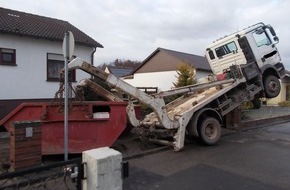 Polizeidirektion Ludwigshafen: POL-PDLU: (Neuhofen) - Lkw hebt sich in die Lüfte