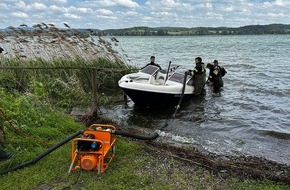 Feuerwehr Radolfzell: FW-Radolfzell: Ölwehreinsatz - Motorboot mit Wasser vollgelaufen