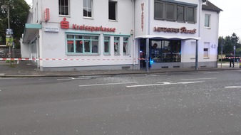 Polizei Rheinisch-Bergischer Kreis: POL-RBK: Leichlingen - Geldautomat gesprengt - Täter flüchtig - Einsturzgefahr am Gebäude