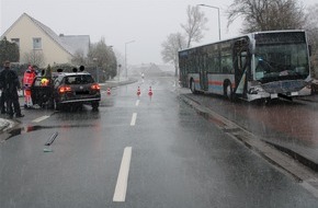 Polizei Minden-Lübbecke: POL-MI: Auto kollidiert mit Linienbus
