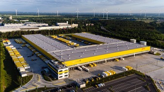 Deutsche Post DHL Group: PM: Ludwigsfelde: Deutsche Post DHL Group nimmt erstes  Mega-Paketzentrum in Ostdeutschland in Betrieb