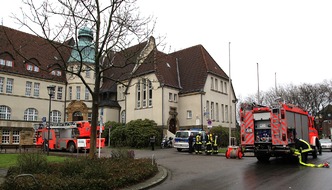 Feuerwehr Essen: FW-E: Brandgeruch im Krayer Rathaus, technischer Defekt in EDV-Schrank